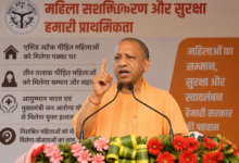 महिला सशक्तिकरण कार्यक्रम में भाषण देते मुख्यमंत्री योगी आदित्यनाथ, एसिड अटैक और तीन तलाक पीड़ित महिलाओं के लिए आवास योजना की घोषणा करते हुए