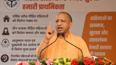महिला सशक्तिकरण कार्यक्रम में भाषण देते मुख्यमंत्री योगी आदित्यनाथ, एसिड अटैक और तीन तलाक पीड़ित महिलाओं के लिए आवास योजना की घोषणा करते हुए