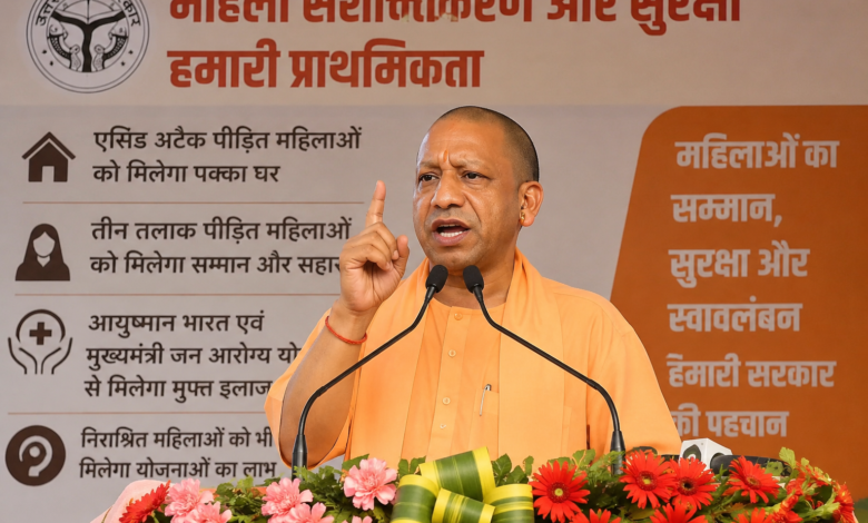 महिला सशक्तिकरण कार्यक्रम में भाषण देते मुख्यमंत्री योगी आदित्यनाथ, एसिड अटैक और तीन तलाक पीड़ित महिलाओं के लिए आवास योजना की घोषणा करते हुए