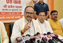 बाराबंकी में पत्रकार वार्ता के दौरान डिप्टी सीएम ब्रजेश पाठक विपक्ष पर निशाना साधते हुए।