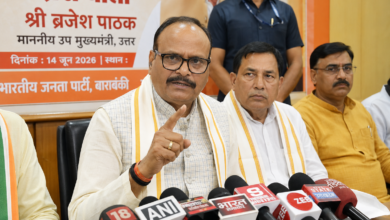 बाराबंकी में पत्रकार वार्ता के दौरान डिप्टी सीएम ब्रजेश पाठक विपक्ष पर निशाना साधते हुए।
