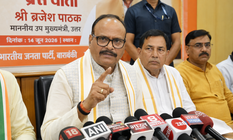 बाराबंकी में पत्रकार वार्ता के दौरान डिप्टी सीएम ब्रजेश पाठक विपक्ष पर निशाना साधते हुए।