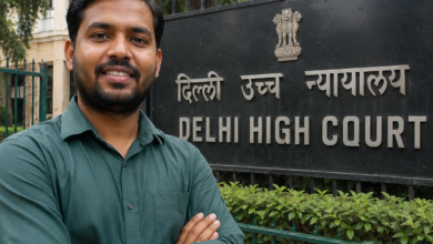 दिल्ली हाई कोर्ट के बाहर खड़े खान सर, मानहानि मामले की सुनवाई से जुड़ी प्रतीकात्मक तस्वीर