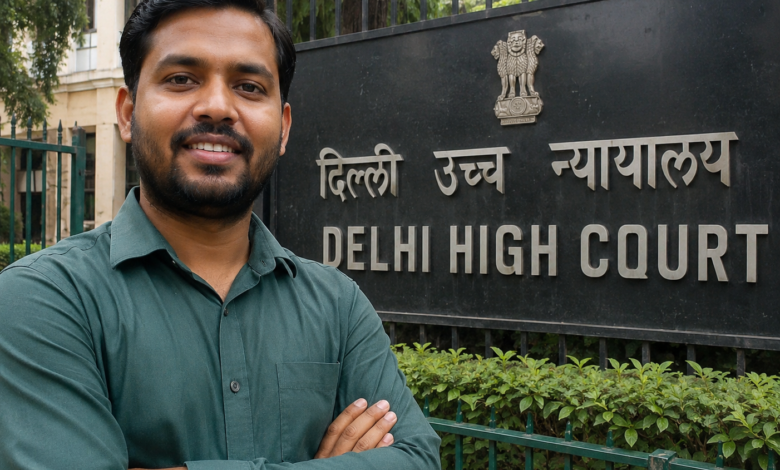 दिल्ली हाई कोर्ट के बाहर खड़े खान सर, मानहानि मामले की सुनवाई से जुड़ी प्रतीकात्मक तस्वीर