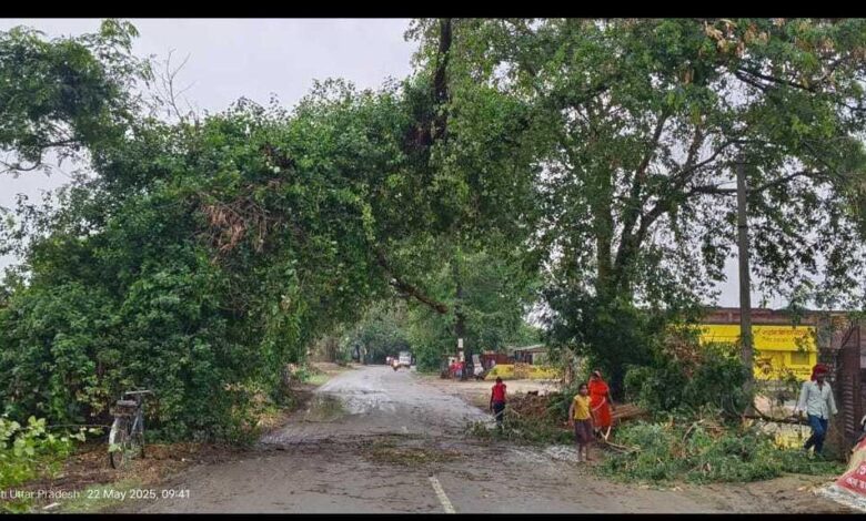 उत्तर प्रदेश के 13 जिलों में रेड अलर्ट, 100 KM/H की रफ्तार से तूफान और भारी बारिश का अलर्ट