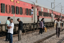 मुरैना रेल हादसे के दौरान रेलवे ट्रैक पर खड़ी ट्रेन के पास मौजूद यात्री, आग की अफवाह के बाद अफरा-तफरी का दृश्य।