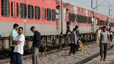 मुरैना रेल हादसे के दौरान रेलवे ट्रैक पर खड़ी ट्रेन के पास मौजूद यात्री, आग की अफवाह के बाद अफरा-तफरी का दृश्य।