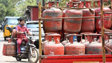 घरेलू LPG सिलेंडर की कीमतों में बढ़ोतरी के बाद आम उपभोक्ताओं पर अतिरिक्त आर्थिक बोझ बढ़ा है।