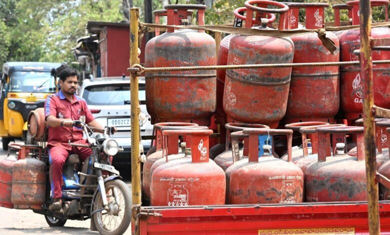 घरेलू LPG सिलेंडर की कीमतों में बढ़ोतरी के बाद आम उपभोक्ताओं पर अतिरिक्त आर्थिक बोझ बढ़ा है।